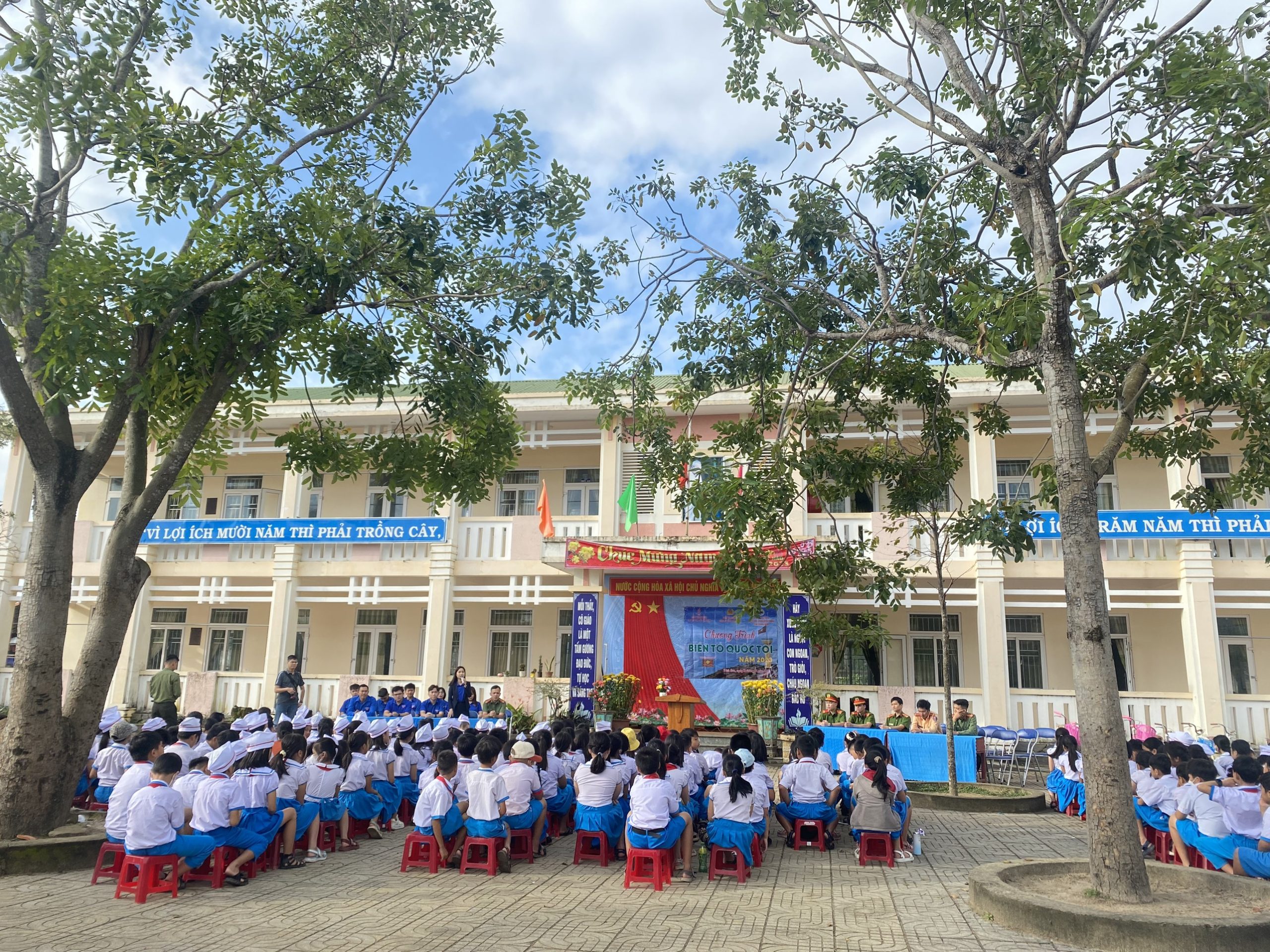 Chi Đoàn và Đội thiếu niên phối hợp với Đoàn xã, Bộ đội biên phòng, công an tỉnh Quảng Ngãi tổ chức tuyên truyền về biển đảo, phòng, chống tệ nạn xã hội cho học sinh khối 4, 5 và tặng quà cho học sinh khuyết tật học kỳ 2-năm học 2022- 2023