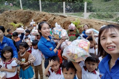 Đoàn Thanh niên đi thiện nguyện tại Trường Tiểu học Trà Phong huyện Trà Bồng