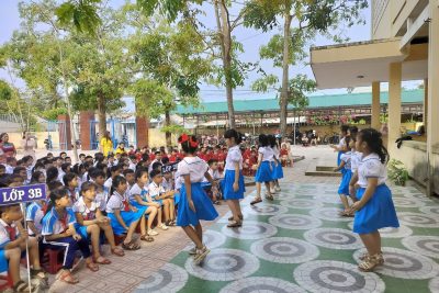 Trường Tiểu học Bình Thuận vui mừng chào đón các em lớp mẫu giáo lớn của trường Mầm non 18/3 đến tham quan và giao lưu với học sinh nhà trường.